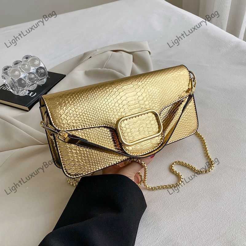 Designer Evening Bag Snakeskin Grain V Letter Shoulder Bags Fashion Chain CrossBody Wallets Women Leather Luxury Handbags Classic Metallic Female Purses 230606, Red
Designer Evening Bag Snakeskin Grain V Letter Shoulder Bags Fashion Chain CrossBody Wallets Women Leather Luxury Handbags Classic Metallic Female Purses 230606, Red