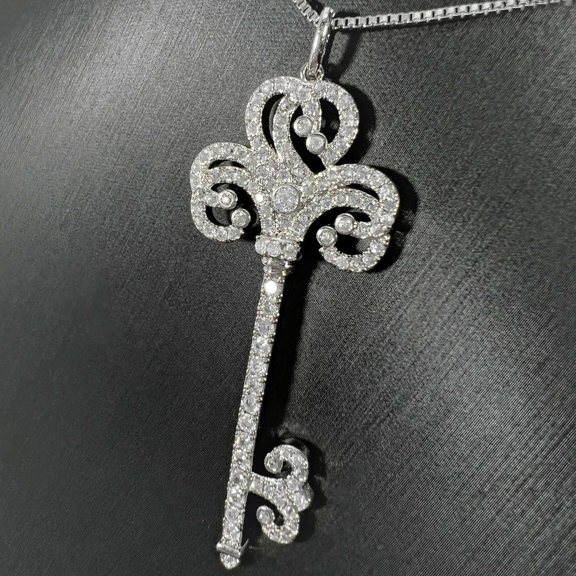 Plated Elegant Iris Key Necklace Suower Snow Chinese knotting Dia Pendant