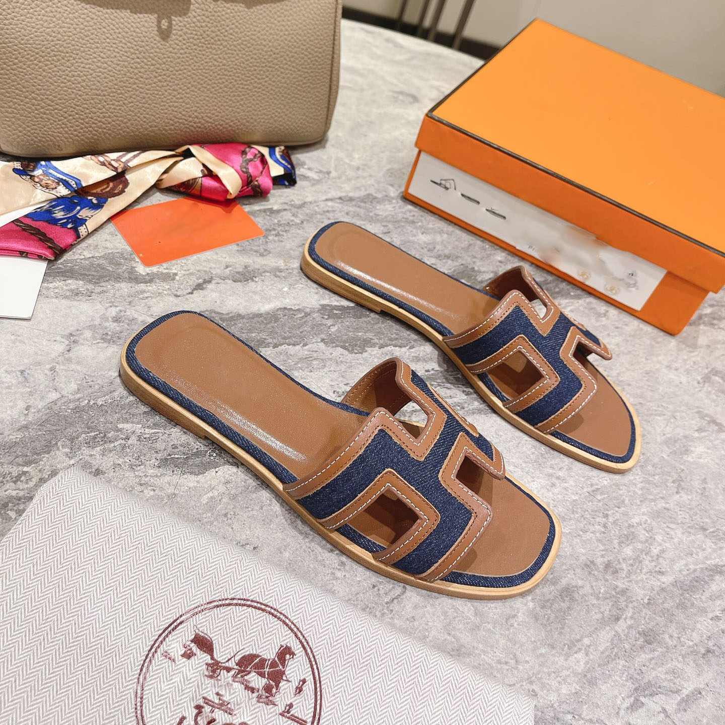 top quality Casual Shoes Luxury H-letter slipper Oran Sandals ladies summer casual fashion classic flat bottom leather solid color home beach skateboard shoes., Red
top quality Casual Shoes Luxury H-letter slipper Oran Sandals ladies summer casual fashion classic flat bottom leather solid color home beach skateboard shoes., Red