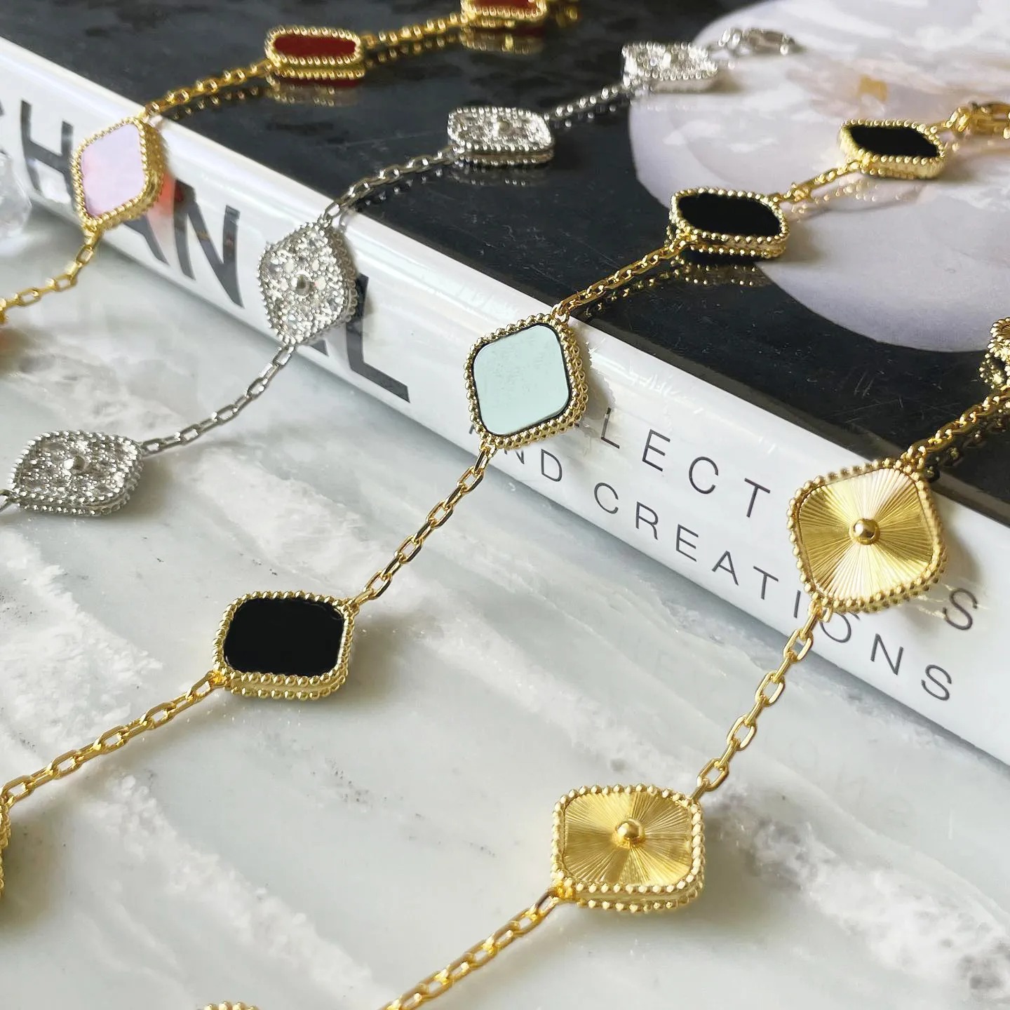 Vintage Elegant men women Van Clover Bracelet Four Leaf Charm Bracelet 100% Silver Mother-of-Pearl 18K Gold Plated Lucky Tennis Chain Official Stamp Designer jewelry
Vintage Elegant men women Van Clover Bracelet Four Leaf Charm Bracelet 100% Silver Mother-of-Pearl 18K Gold Plated Lucky Tennis Chain Official Stamp Designer jewelry
