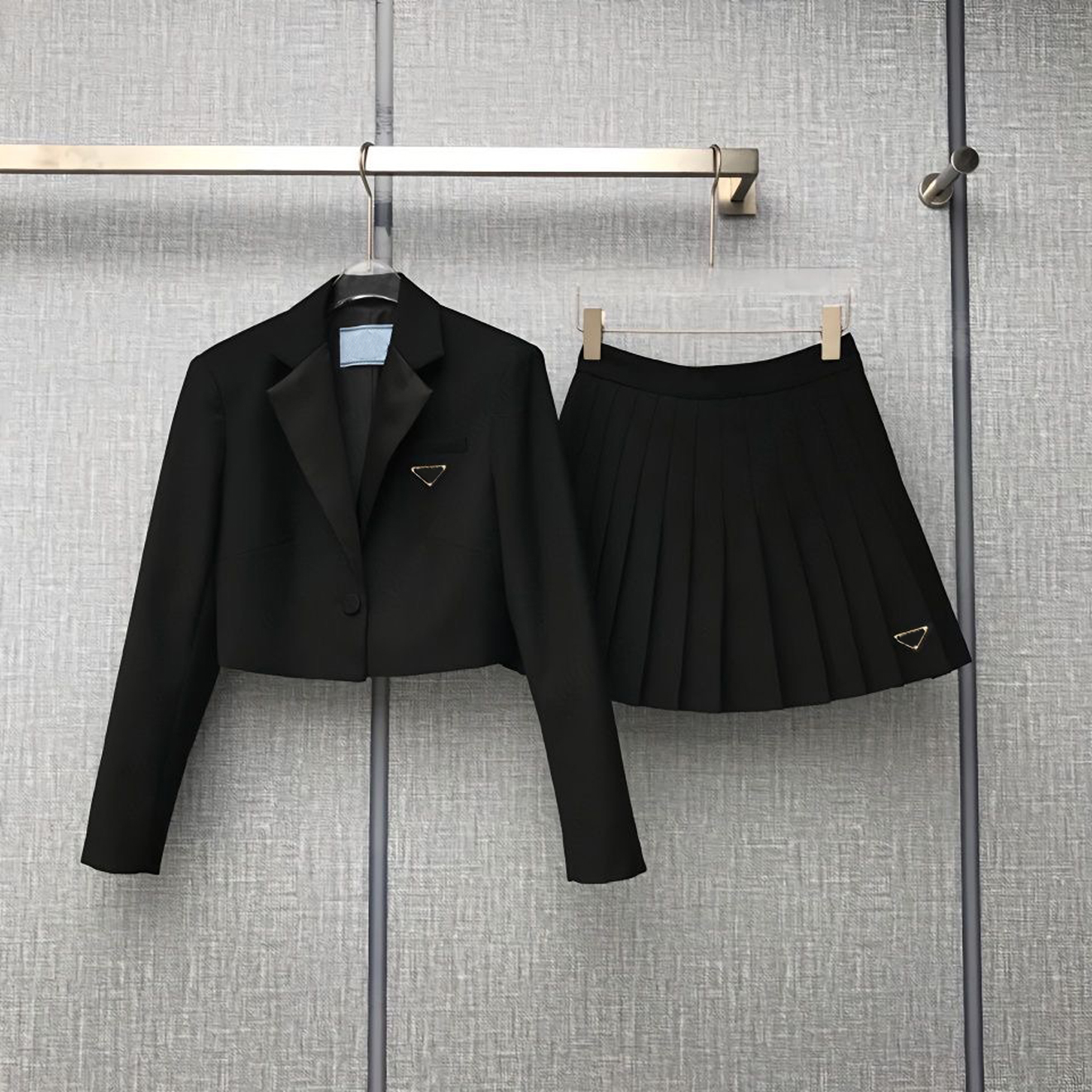 Women's Two Piece dress designer clothes set suit skirt classic triangle print tracksuits luxury designer woman jacket Cool Girls Streetwear two-piece set, Black sets
Women's Two Piece dress designer clothes set suit skirt classic triangle print tracksuits luxury designer woman jacket Cool Girls Streetwear two-piece set, Black sets