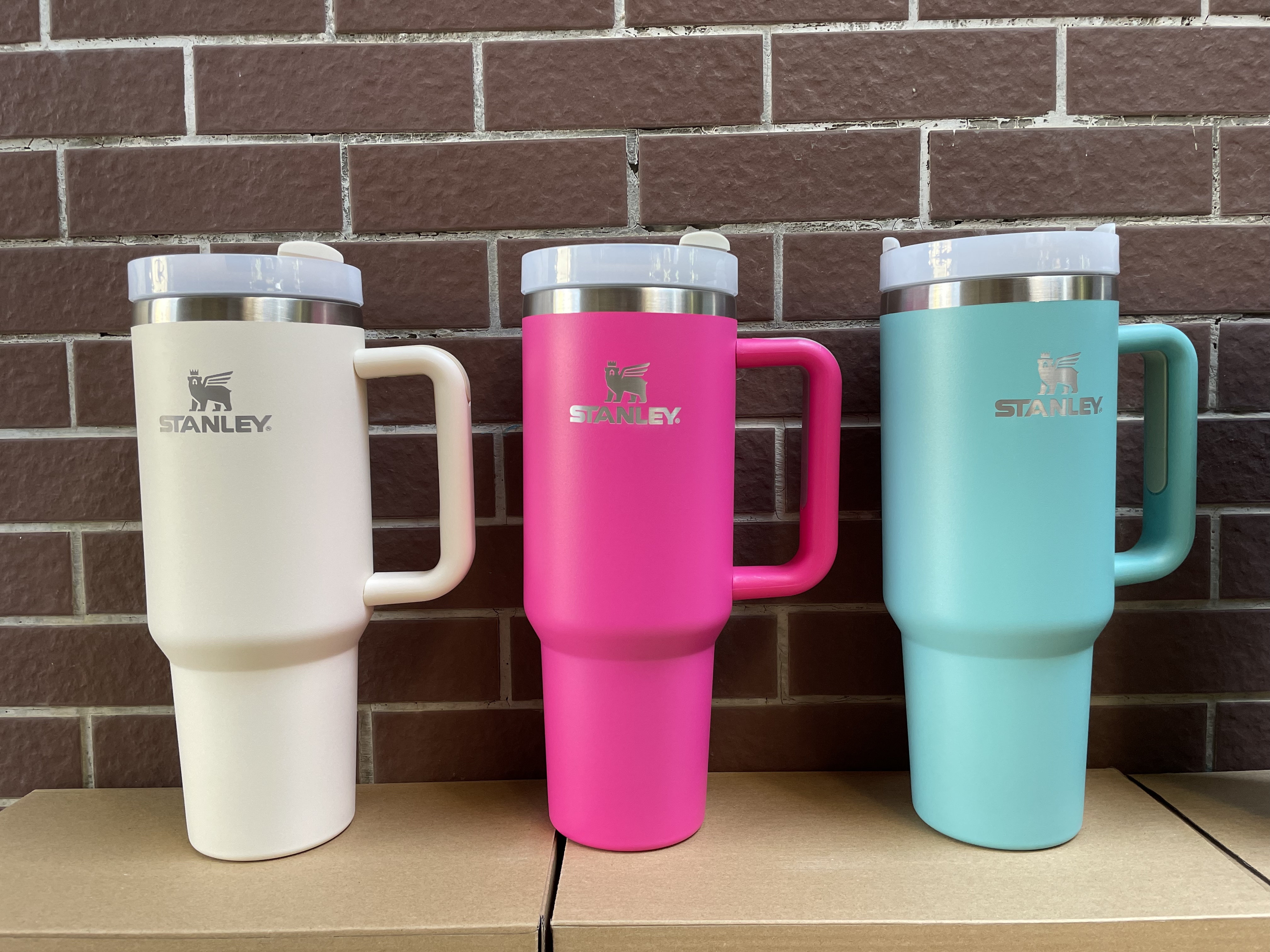 1pc New STANLEY Quencher H2.0 40oz Stainless Steel Tumblers Cups With Silicone Handle Lid and Straw 2nd Generation Car Mugs Vacuum Insulated Water Bottles GJ0427, Multi-color
1pc New STANLEY Quencher H2.0 40oz Stainless Steel Tumblers Cups With Silicone Handle Lid and Straw 2nd Generation Car Mugs Vacuum Insulated Water Bottles GJ0427, Multi-color