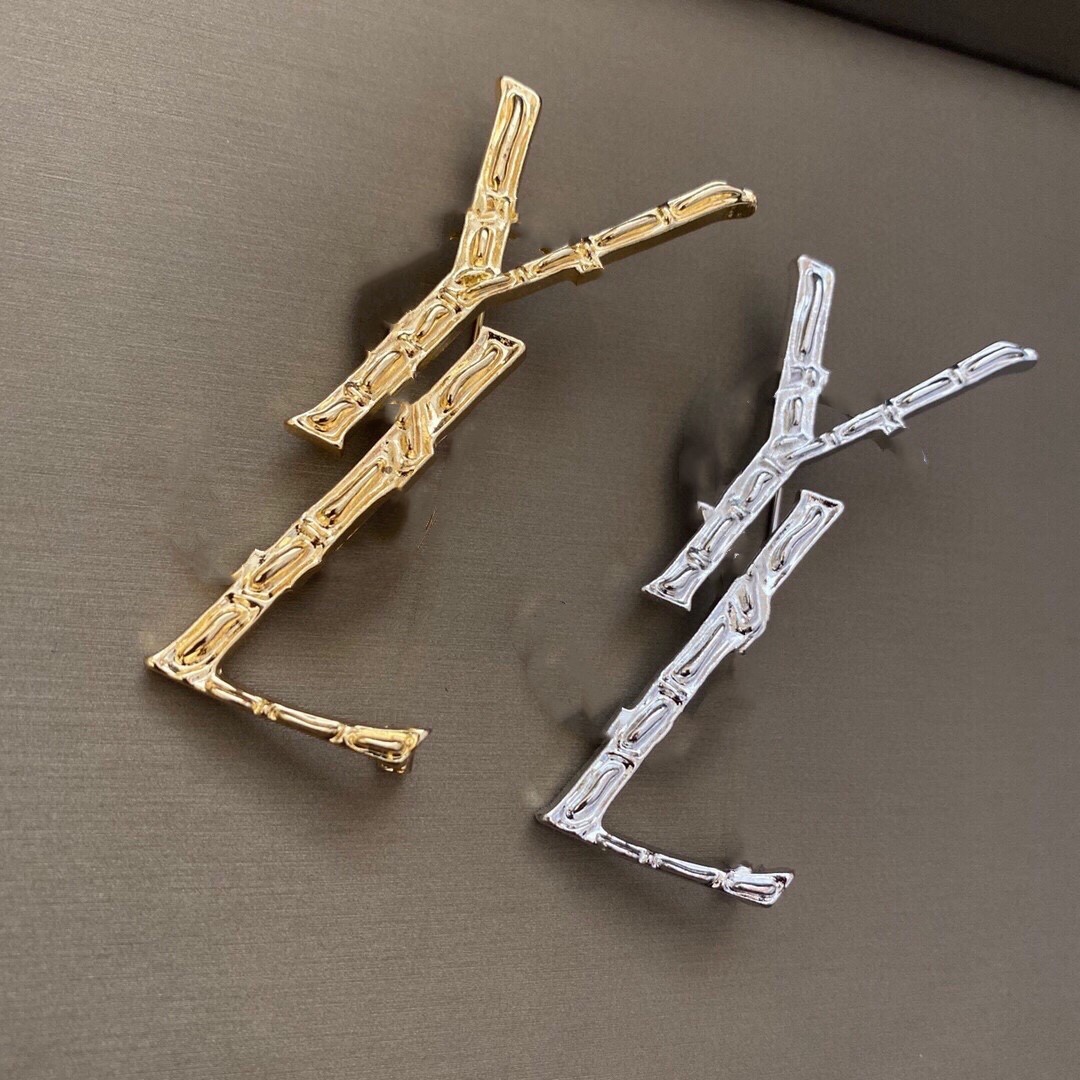 European and American letter brooch, high-end and exquisite design sense, niche and high-end sense, suit accessories for both men and women
European and American letter brooch, high-end and exquisite design sense, niche and high-end sense, suit accessories for both men and women