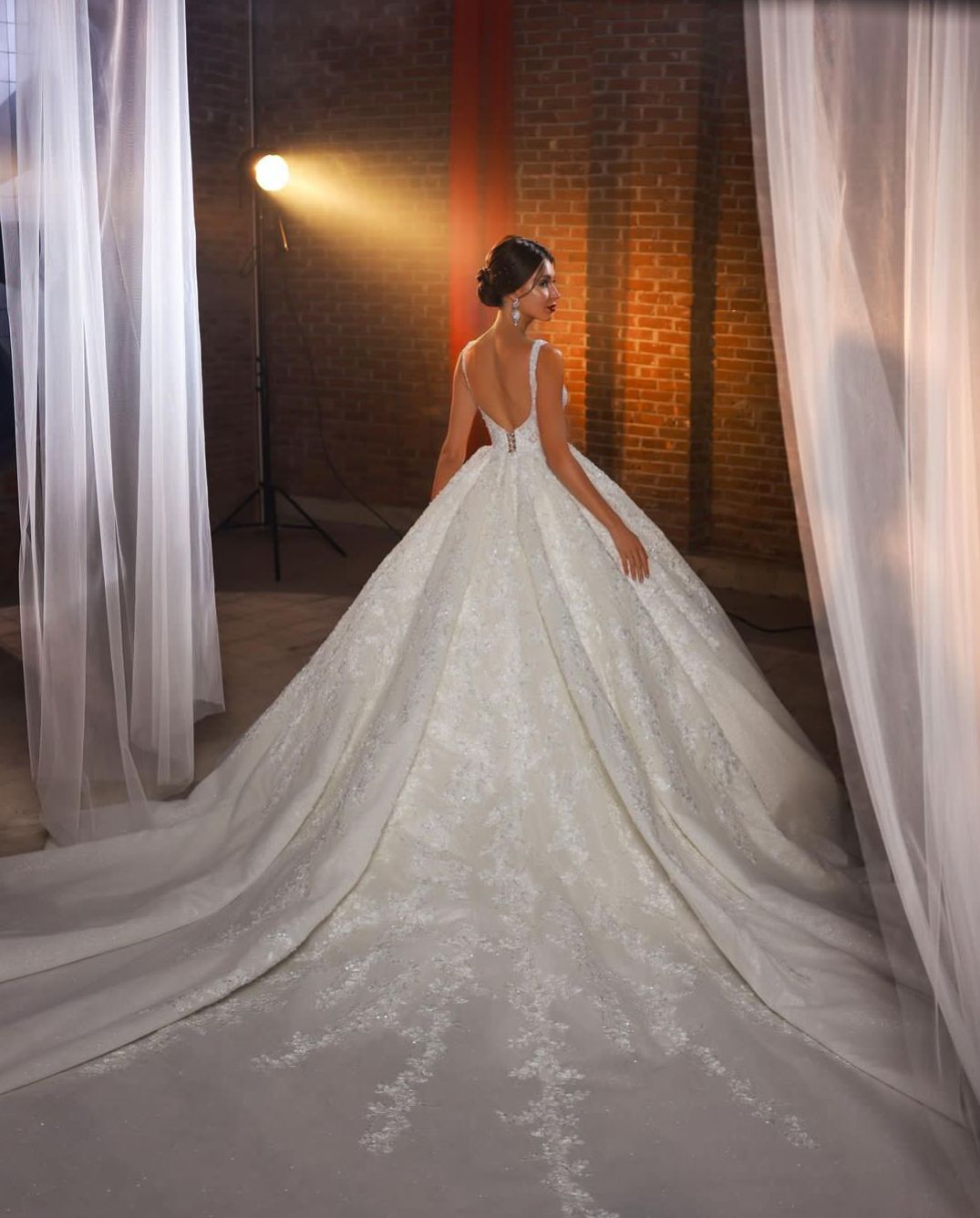 Elegant Ball Gown Wedding Dresses Sleeveless V Neck Straps Sequins Applique Ruffles Bridal Gowns Beaded Lace Diamonds Lace-up Plus Size Custom Made Ve