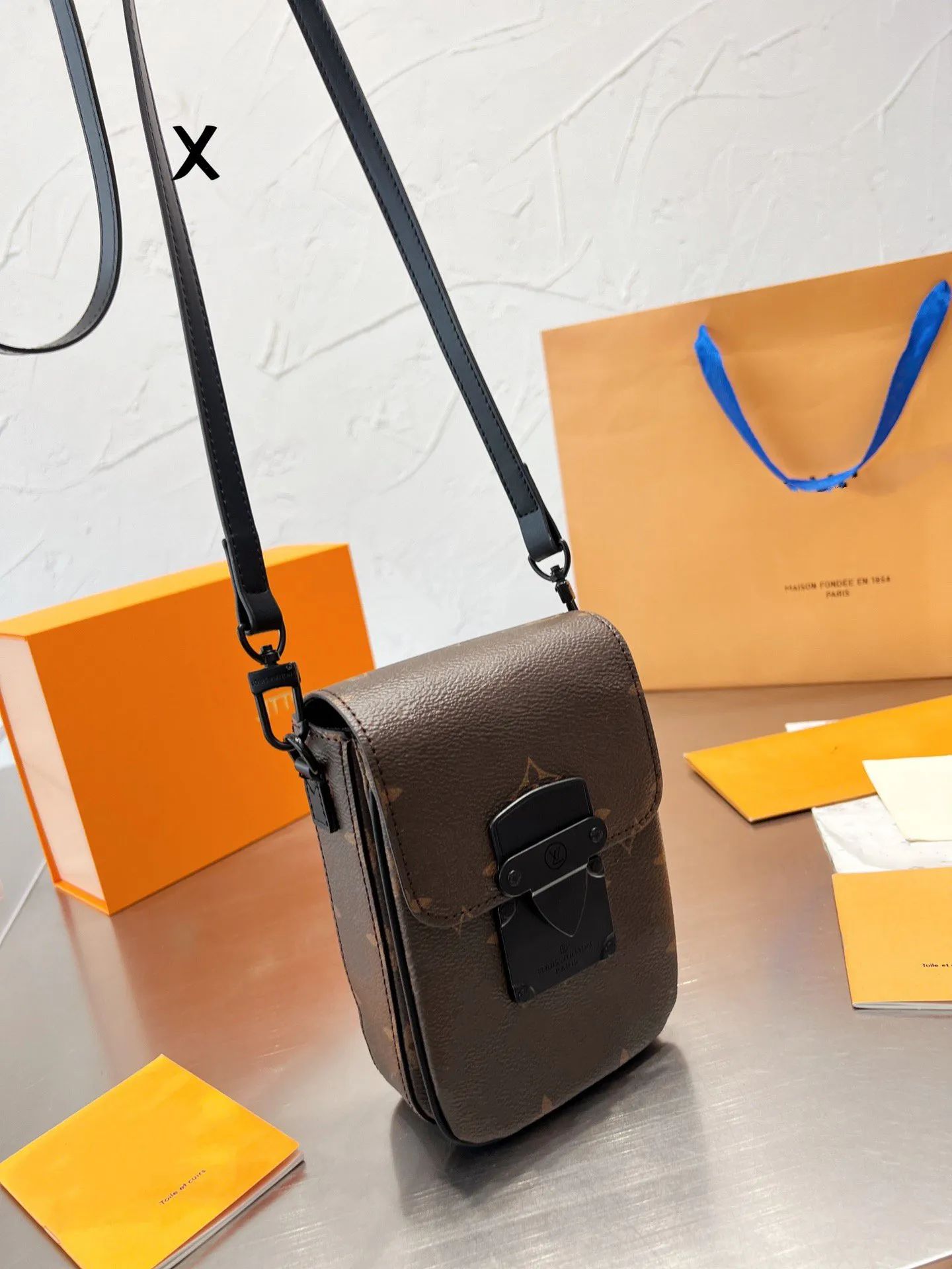 M81524 V-LOCK VERTICAL WEARABLE WALLET Designer Crossbody bag for Women men Brand Mini Purse with Chain Single shoulder Card Coin Holder Ladies Suitable Phone, Black
M81524 V-LOCK VERTICAL WEARABLE WALLET Designer Crossbody bag for Women men Brand Mini Purse with Chain Single shoulder Card Coin Holder Ladies Suitable Phone, Black