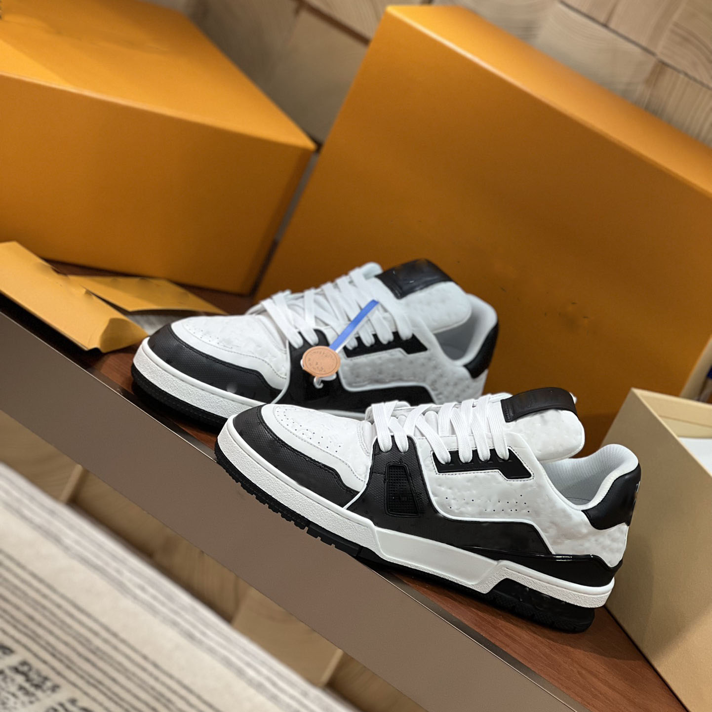 Men's and women's casual shoes new couple TPU designer cowhide outsole Bizshoes letter printing embroidery fashion Joker personality legal imitation coach sneakers., Black
Men's and women's casual shoes new couple TPU designer cowhide outsole Bizshoes letter printing embroidery fashion Joker personality legal imitation coach sneakers., Black
