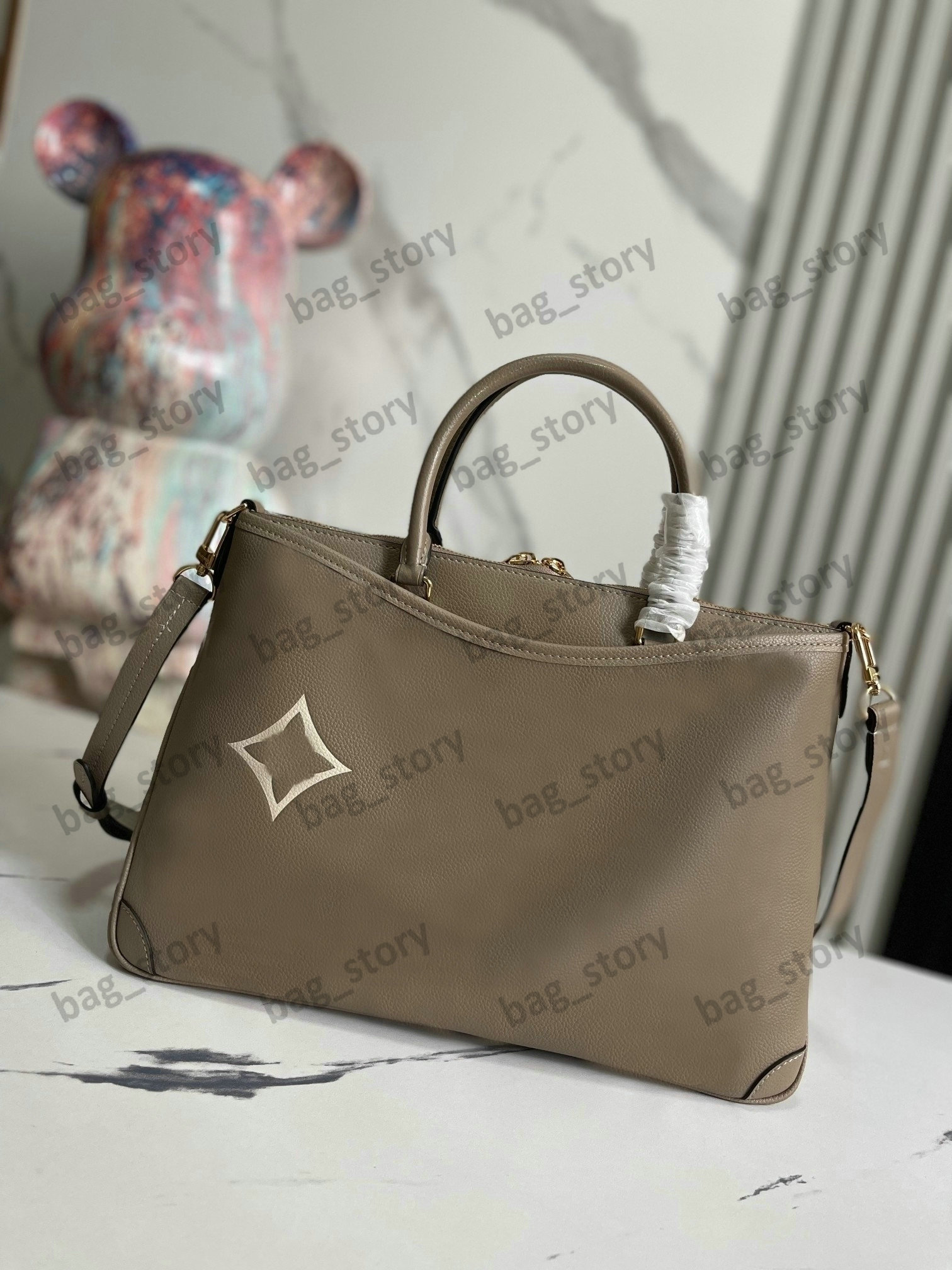 Designer TRIANON Tote Bag PM MM Womens Designers Luxurys Top Handle Bag Embossed Giant Leather Shoulder Bag For Ladies Turtledove Cream Black Gray M46488 M46503
Designer TRIANON Tote Bag PM MM Womens Designers Luxurys Top Handle Bag Embossed Giant Leather Shoulder Bag For Ladies Turtledove Cream Black Gray M46488 M46503