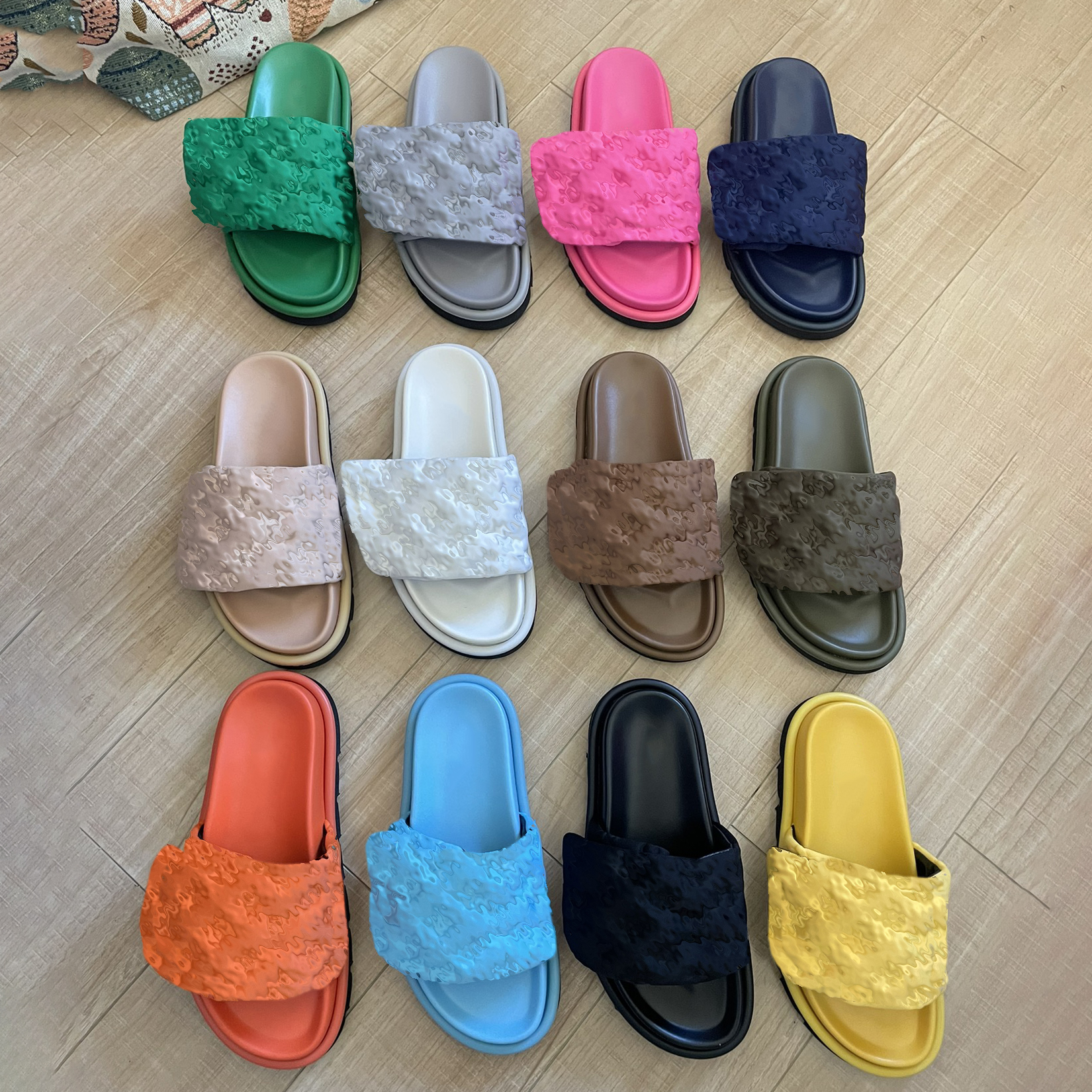 Pool Pillow designer sandals famous designer slides women shoes flip flop flat mules Slipper Padded Front Strap Slippers summer fashion slides with box size 35-45
Pool Pillow designer sandals famous designer slides women shoes flip flop flat mules Slipper Padded Front Strap Slippers summer fashion slides with box size 35-45