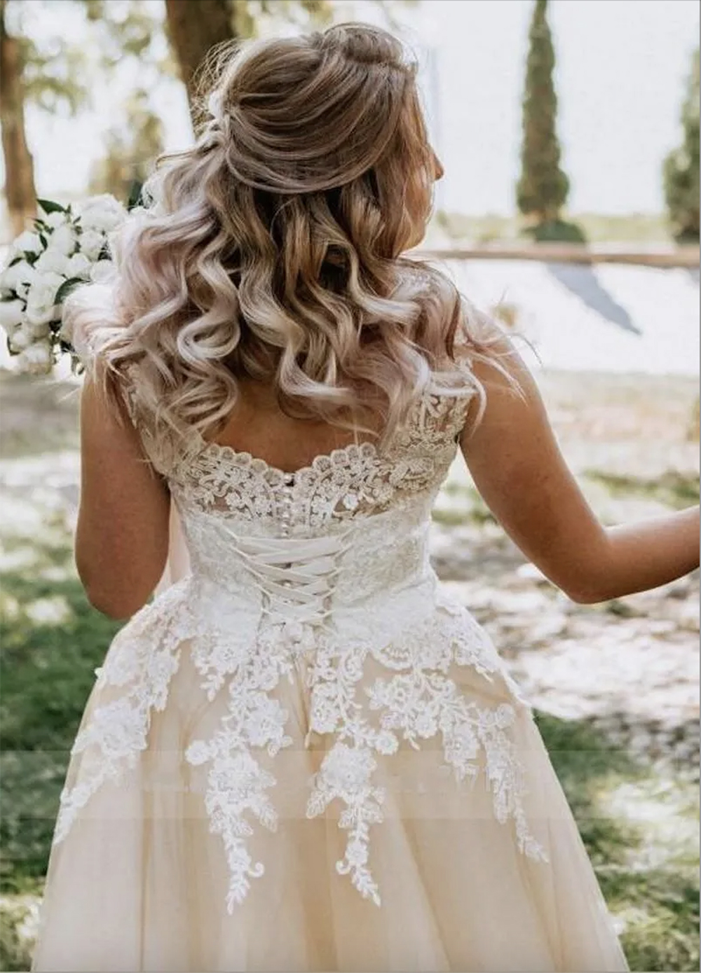 2023 Light Champagne Wedding Dresses with Lace Applique Covered Buttons Corset Back Floor Length Tulle Country Wedding Gown vestido de novia