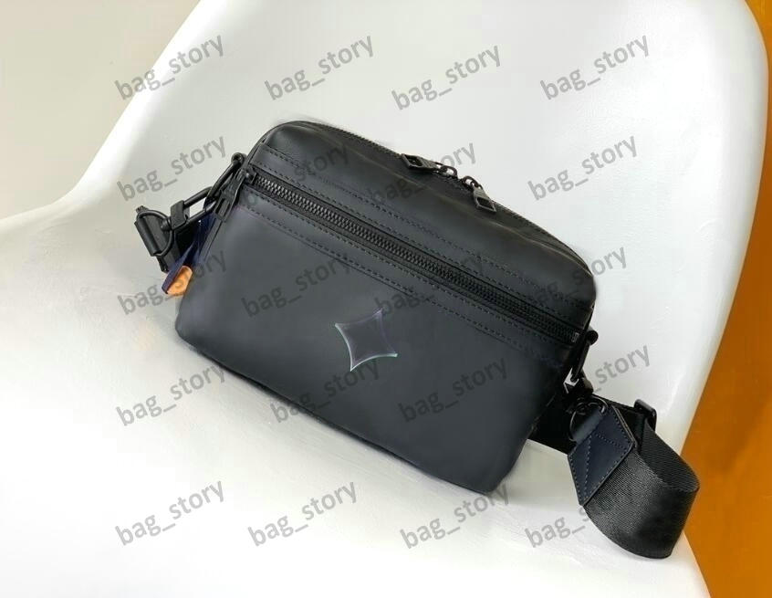 Men's Multicolor COMET Small Messenger Bag M22495 Vivid Purple Neon Green Crossbody bag Luxurys Fashion Shoulder Bag Black Borealis 2023 Compact Purse
Men's Multicolor COMET Small Messenger Bag M22495 Vivid Purple Neon Green Crossbody bag Luxurys Fashion Shoulder Bag Black Borealis 2023 Compact Purse