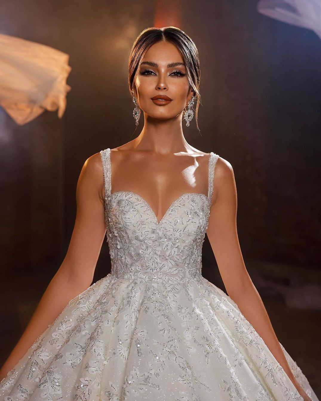 Elegant Ball Gown Wedding Dresses Sleeveless V Neck Straps Sequins Applique Ruffles Bridal Gowns Beaded Lace Diamonds Lace-up Plus Size Custom Made Ve