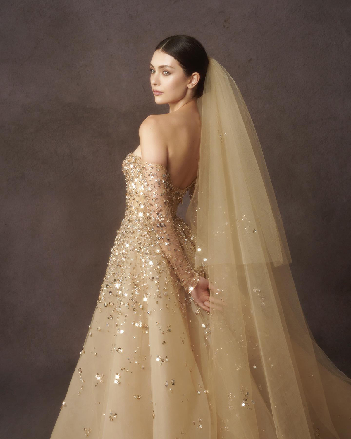 Gold Ball Gown Wedding Dresses V Neck Long Sleeves Sequins Appliques Beaded Floor Length Ruffles 3D Lace Detachable Train Bridal Gowns Plus Size Vesti