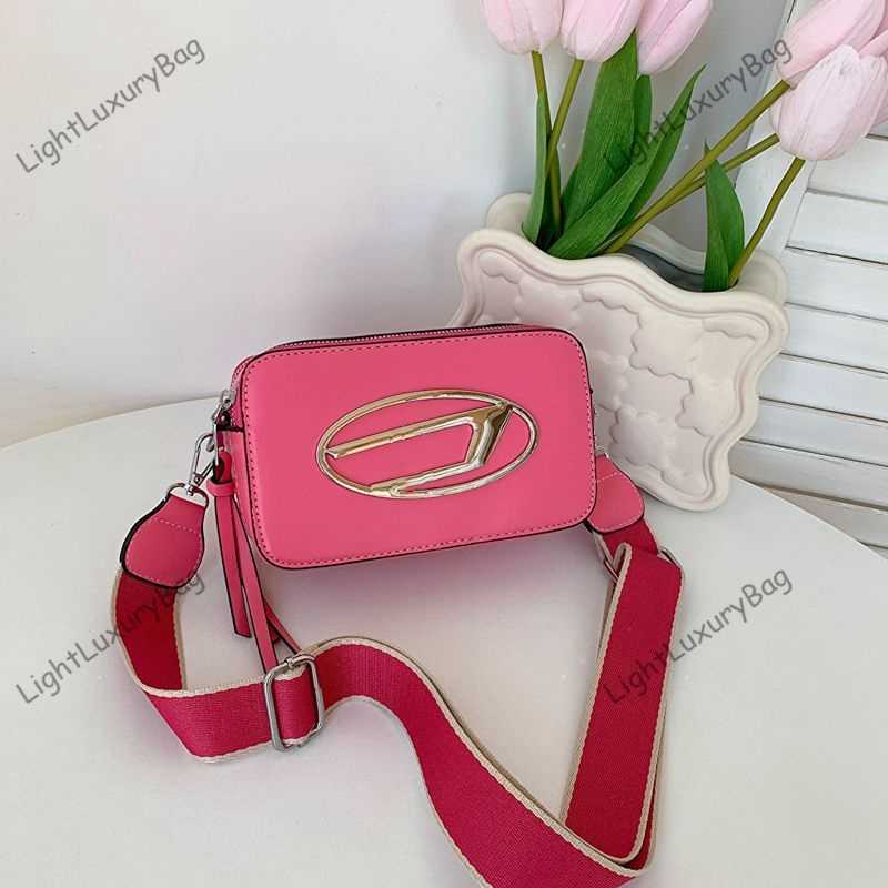 2023 New Arrival Designer Letter D Bag Fashion Pink Camera Bags Brand Shoulder CrossBody Bags Women Leather Luxury Handbags Tote Classic Female Purses 230606, Red
2023 New Arrival Designer Letter D Bag Fashion Pink Camera Bags Brand Shoulder CrossBody Bags Women Leather Luxury Handbags Tote Classic Female Purses 230606, Red