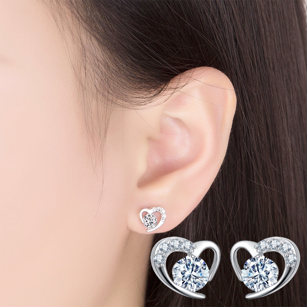 Elegant Women's 925 Silver Heart-Shaped Ear Studs with Sparkling Crystals