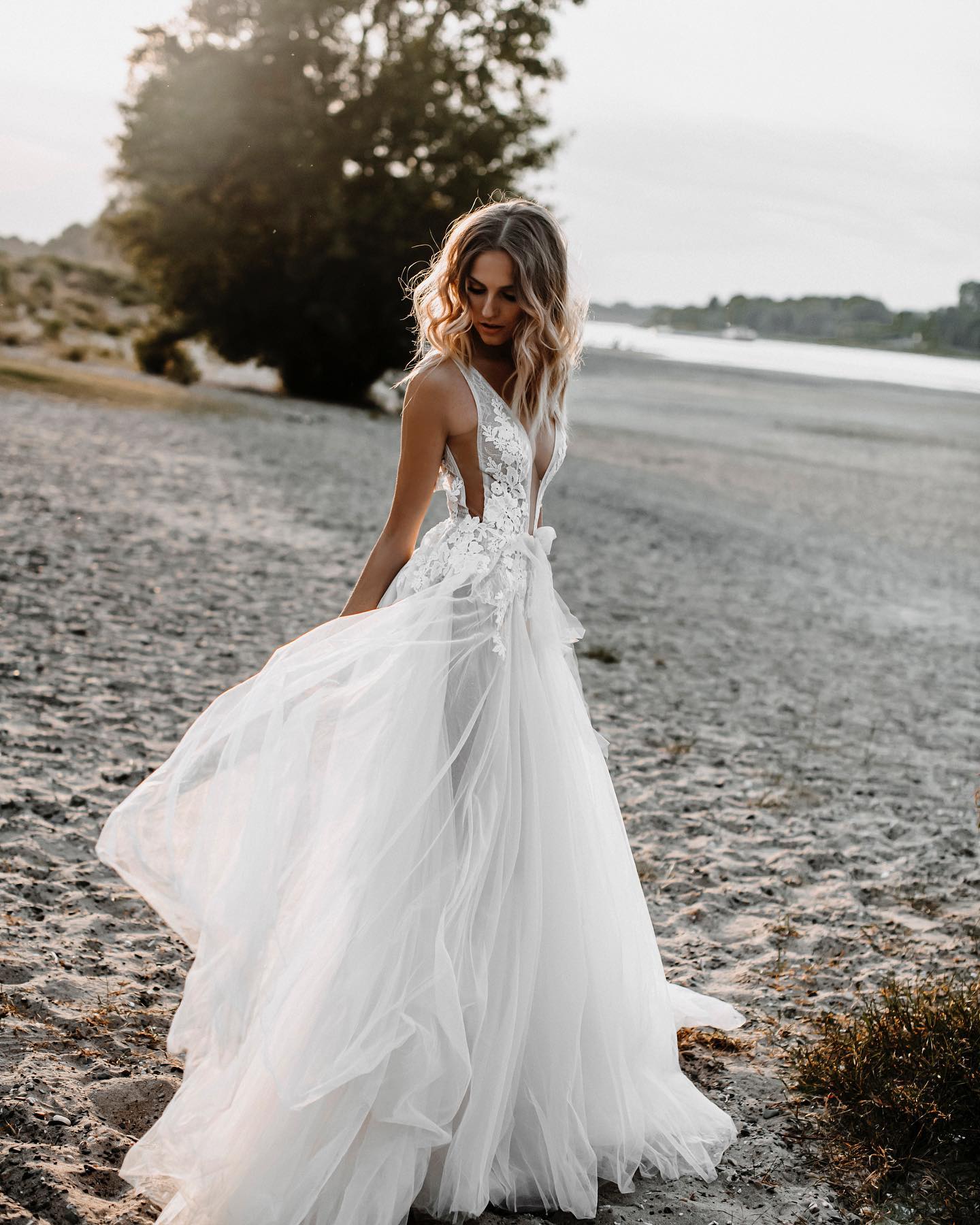 Boho A Line Wedding Dresses Plunging V Neck Lace Appliques Backless Tulle Designer Biohemia Wedding Bridal Gowns 0516