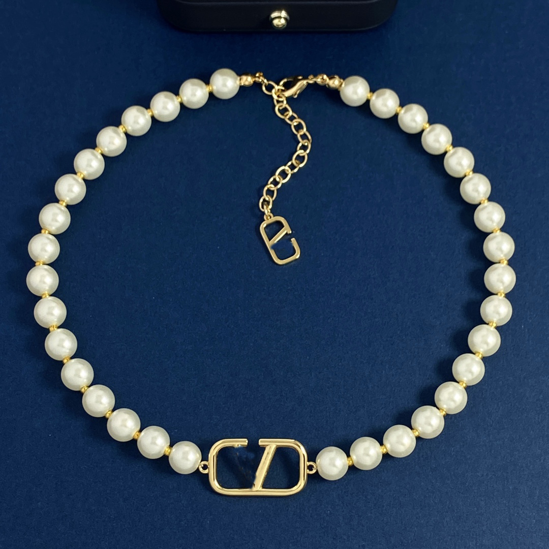 Designer Pendant Necklaces Letter V Logo Chains Necklaces Luxury Women Fashion Jewelry Metal Crystal Pearl Necklace Party Gift moi
Designer Pendant Necklaces Letter V Logo Chains Necklaces Luxury Women Fashion Jewelry Metal Crystal Pearl Necklace Party Gift moi