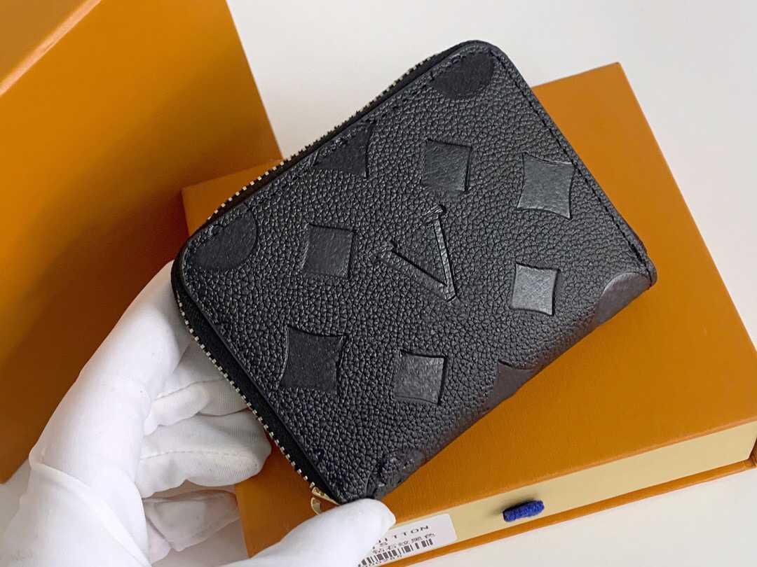 2023 Fashion flowers designer Wallets luxury Mens Womens leather bags Highs Quality flower letter zipper coin Purse Original Box Checked card holders 600V67, Embossed flowers
2023 Fashion flowers designer Wallets luxury Mens Womens leather bags Highs Quality flower letter zipper coin Purse Original Box Checked card holders 600V67, Embossed flowers