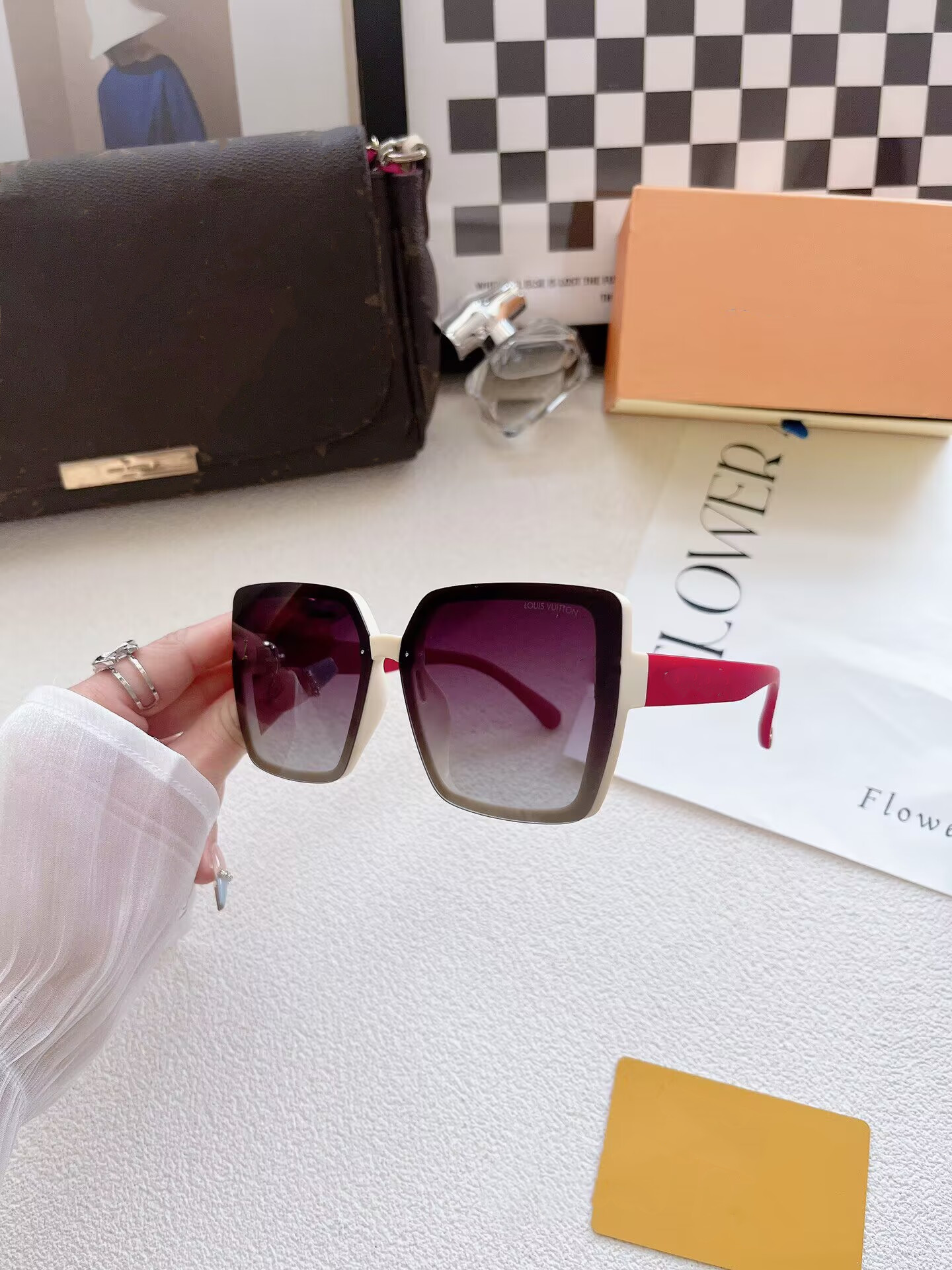 Designer Luxury Sunglasses for Women Men Eyeglasses Outdoor Shades PC Frame Fashion Classic Lady letters Sun glasses Mirrors for Women with box set V6102
Designer Luxury Sunglasses for Women Men Eyeglasses Outdoor Shades PC Frame Fashion Classic Lady letters Sun glasses Mirrors for Women with box set V6102