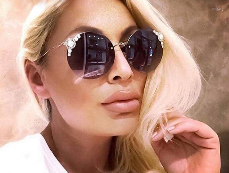Sunglasses Sexy Pearl 90s Round Women Diamond Metal Frame UV400 Brand Glasses Designer Fashion Eyewear Female Shades
Sunglasses Sexy Pearl 90s Round Women Diamond Metal Frame UV400 Brand Glasses Designer Fashion Eyewear Female Shades
