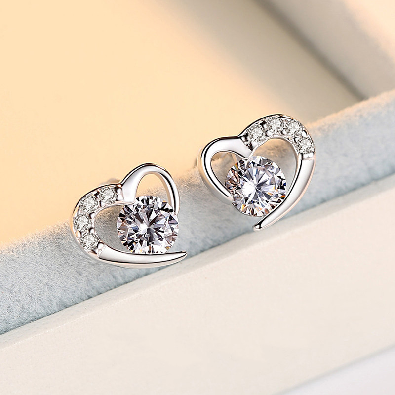 Elegant Women's 925 Silver Heart-Shaped Ear Studs with Sparkling Crystals
