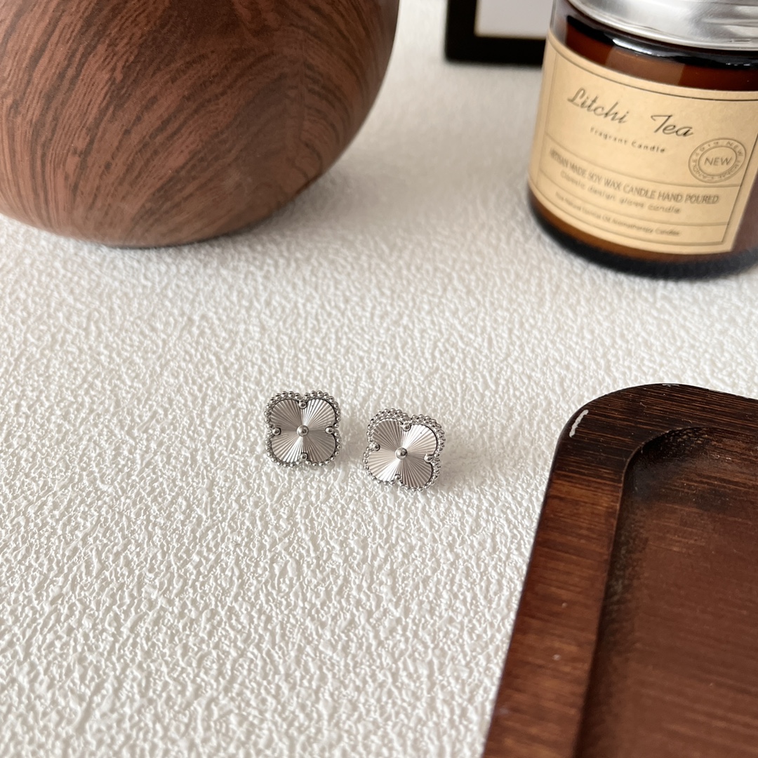 Fashion Vintage 4/Four Leaf Clover Desinger Earrings Silver 18K Gold Plated for Women&Girls Valentine's Mother's Day Wedding Jewelry Gift
Fashion Vintage 4/Four Leaf Clover Desinger Earrings Silver 18K Gold Plated for Women&Girls Valentine's Mother's Day Wedding Jewelry Gift
