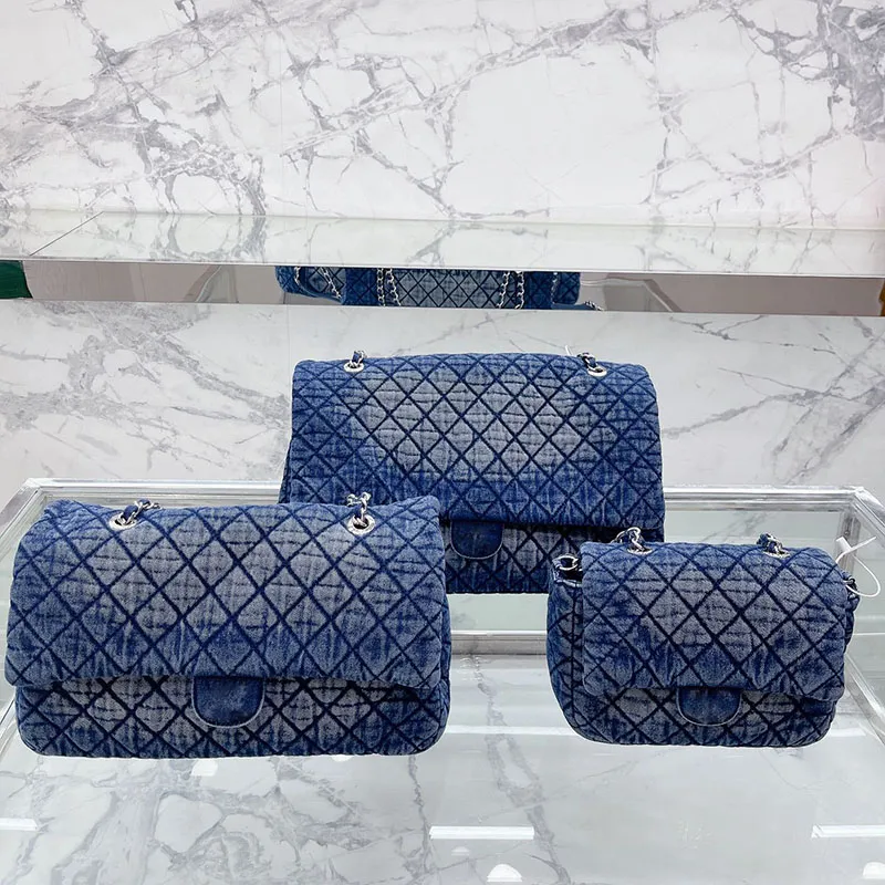 Designer Danning Niuzi Blue CC Flap Bag Luxury Designer Women's Shoulder Carrying Handbag Handbag Handbag Crossbody Vintage Denim Embroidery Printing Three Silve, Denim black small 26cm
Designer Danning Niuzi Blue CC Flap Bag Luxury Designer Women's Shoulder Carrying Handbag Handbag Handbag Crossbody Vintage Denim Embroidery Printing Three Silve, Denim black small 26cm