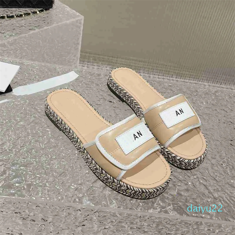 Fashion Designer Sandals Leather Platform Slippers Women City slide Classic Flip-Flops Summer
Fashion Designer Sandals Leather Platform Slippers Women City slide Classic Flip-Flops Summer