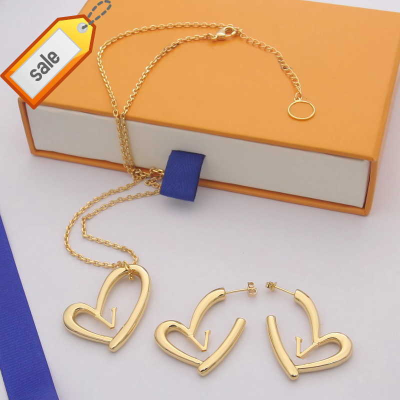 Europe America Fashion Style Jewelry Sets Lady Women Three-colour Hardware Engraved Hollow Out V Initials Heart Charm Fall in Love Necklace Earrings M00465 M00463, No original box
Europe America Fashion Style Jewelry Sets Lady Women Three-colour Hardware Engraved Hollow Out V Initials Heart Charm Fall in Love Necklace Earrings M00465 M00463, No original box