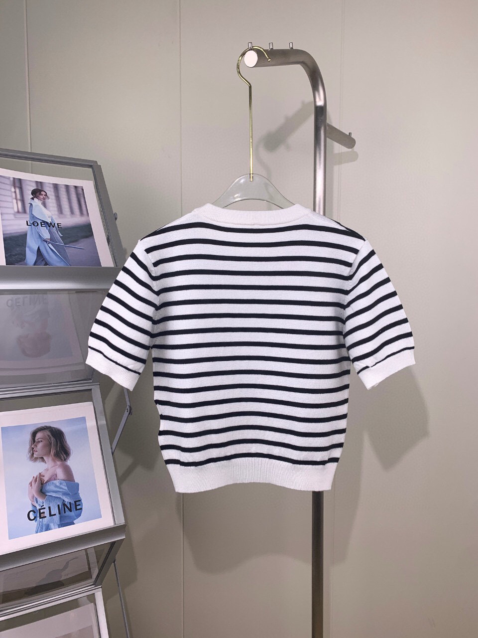 Luxury Designer Women's Two Piece 2023 Summer New Knitted Skirt Round Neck Short Bottom Knitted Shirt Black and White Stripe Fragrant Short Sleeve T-shirt Women
Luxury Designer Women's Two Piece 2023 Summer New Knitted Skirt Round Neck Short Bottom Knitted Shirt Black and White Stripe Fragrant Short Sleeve T-shirt Women