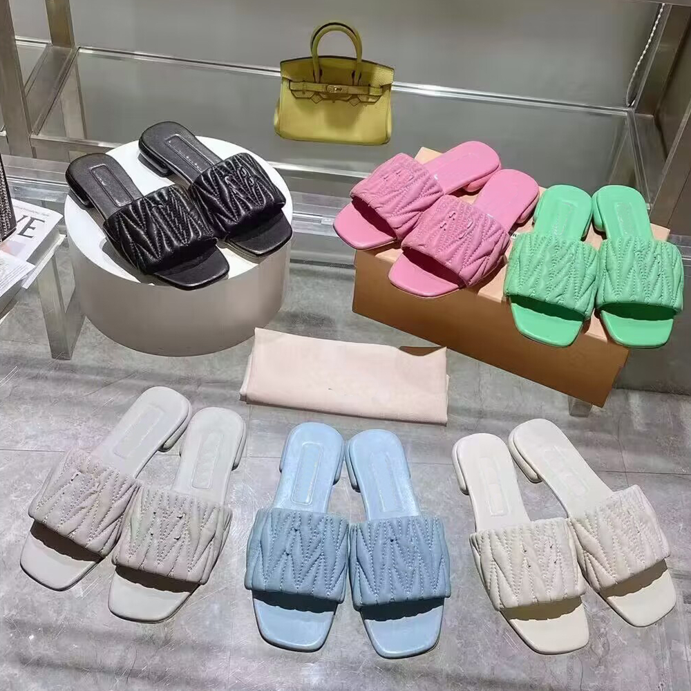 MiU Designer Sandals For Ladies Womens Matelasse Quilting Texture Sandale Fashion Luxe Leather Low Heels Distinct Style Black White Pink Slippers
MiU Designer Sandals For Ladies Womens Matelasse Quilting Texture Sandale Fashion Luxe Leather Low Heels Distinct Style Black White Pink Slippers
