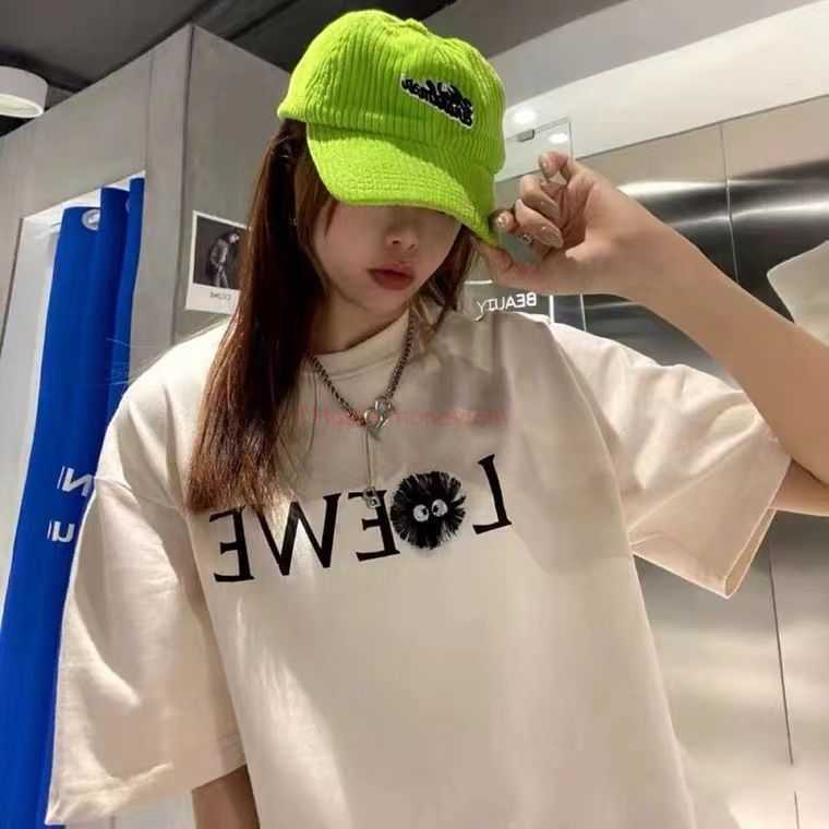Designer Fashion Clothing Tees Tshirts Loewe 23 s New Qianyu Qianxun Co Branded Series Coal Ball Fashion Small Couple Round Neck Short Sleeve Tshirt Luxury Casual Str, Beige
Designer Fashion Clothing Tees Tshirts Loewe 23 s New Qianyu Qianxun Co Branded Series Coal Ball Fashion Small Couple Round Neck Short Sleeve Tshirt Luxury Casual Str, Beige