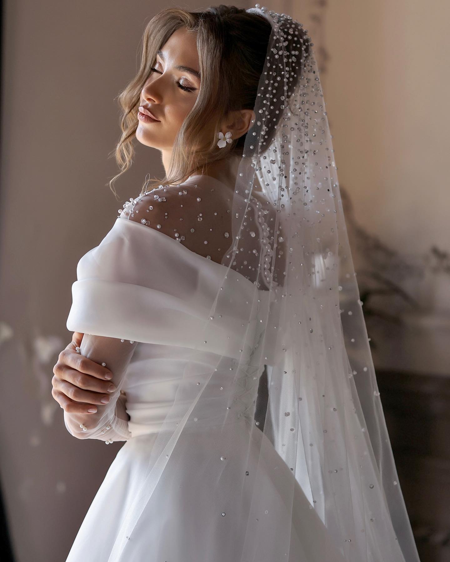 Elegant A e Wedding Dresses Illusion Neck Long Sleeves Pearls Beads Detail designer wedding bridal gowns