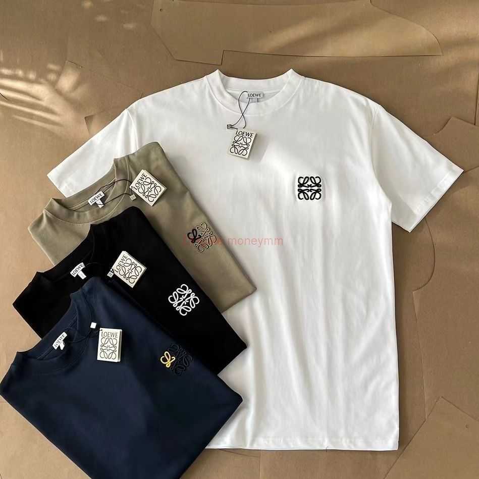 Designer Fashion Clothing Tees Tshirts Loewe European Goods 2023 Summer Ins Fashion Brand Couple Dress Embroidered Mens Silky Cotton Round Neck Simple Short Sleeve, White
Designer Fashion Clothing Tees Tshirts Loewe European Goods 2023 Summer Ins Fashion Brand Couple Dress Embroidered Mens Silky Cotton Round Neck Simple Short Sleeve, White