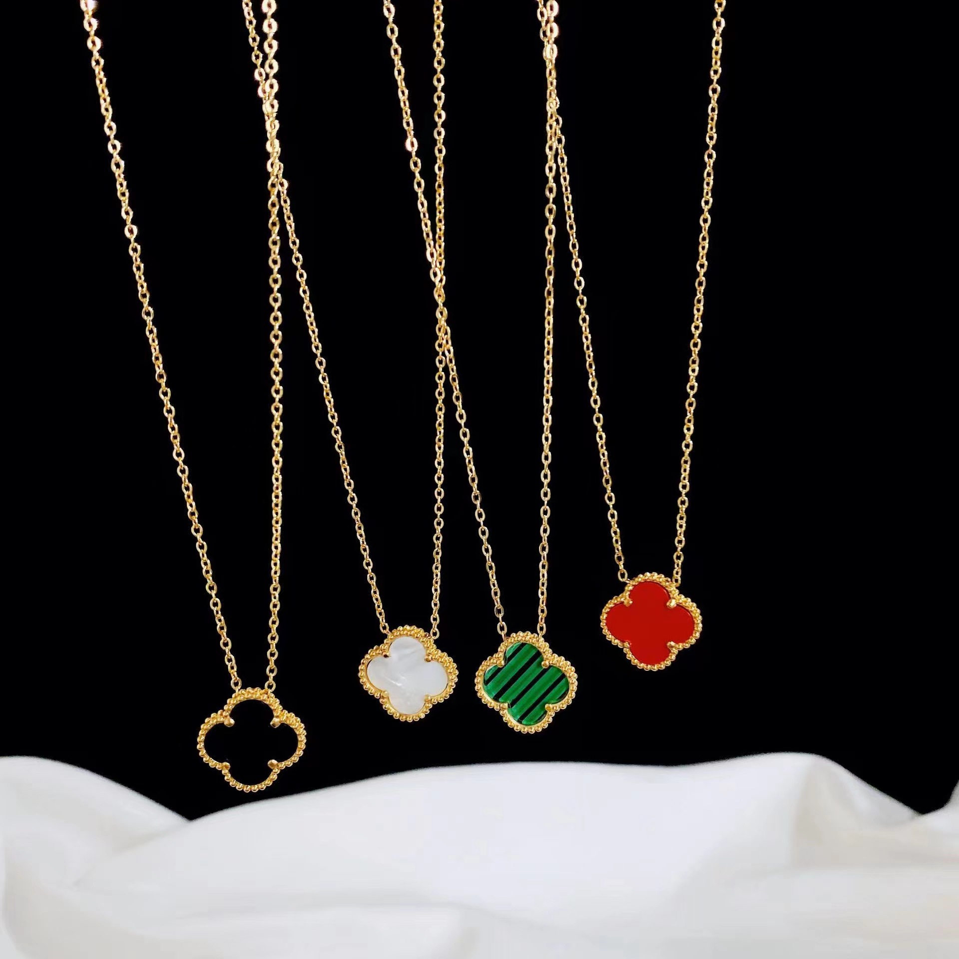 Fashion Classic Pendant Necklaces for women Elegant 4/Four Leaf Clover locket Necklace Highly Quality Choker chains Designer Jewelry 18K Plated gold girls Gift
Fashion Classic Pendant Necklaces for women Elegant 4/Four Leaf Clover locket Necklace Highly Quality Choker chains Designer Jewelry 18K Plated gold girls Gift