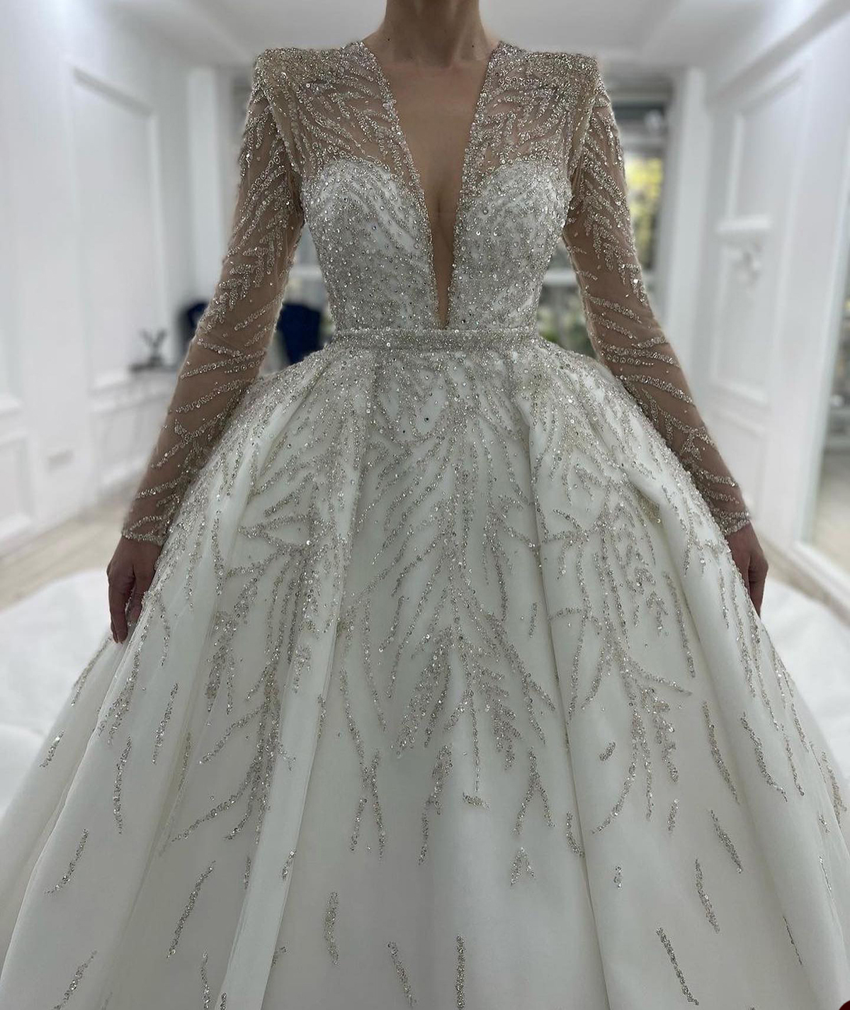 Luxury Ball Gown Wedding Dresses V-neck Shining Applicants Sequins Long Sleeves Backless Court Gown Custom Made Plus Size Bridal Gown Vestidos De Novi