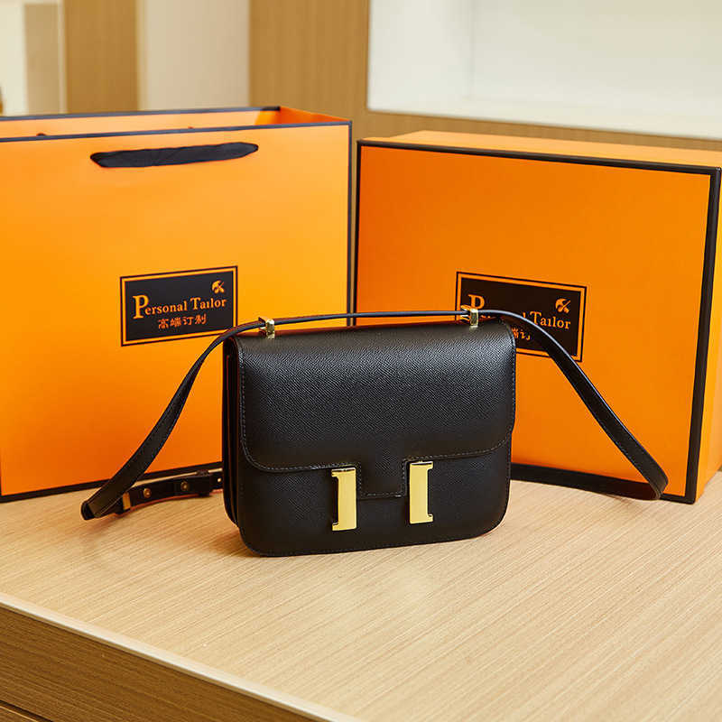 Designer H Home bag Attendant Bag Flight Female 2023 New Summer Luxury Button Kangkang Single Shoulder Crossbody Box Tofu QLOQ, Trumpet
Designer H Home bag Attendant Bag Flight Female 2023 New Summer Luxury Button Kangkang Single Shoulder Crossbody Box Tofu QLOQ, Trumpet