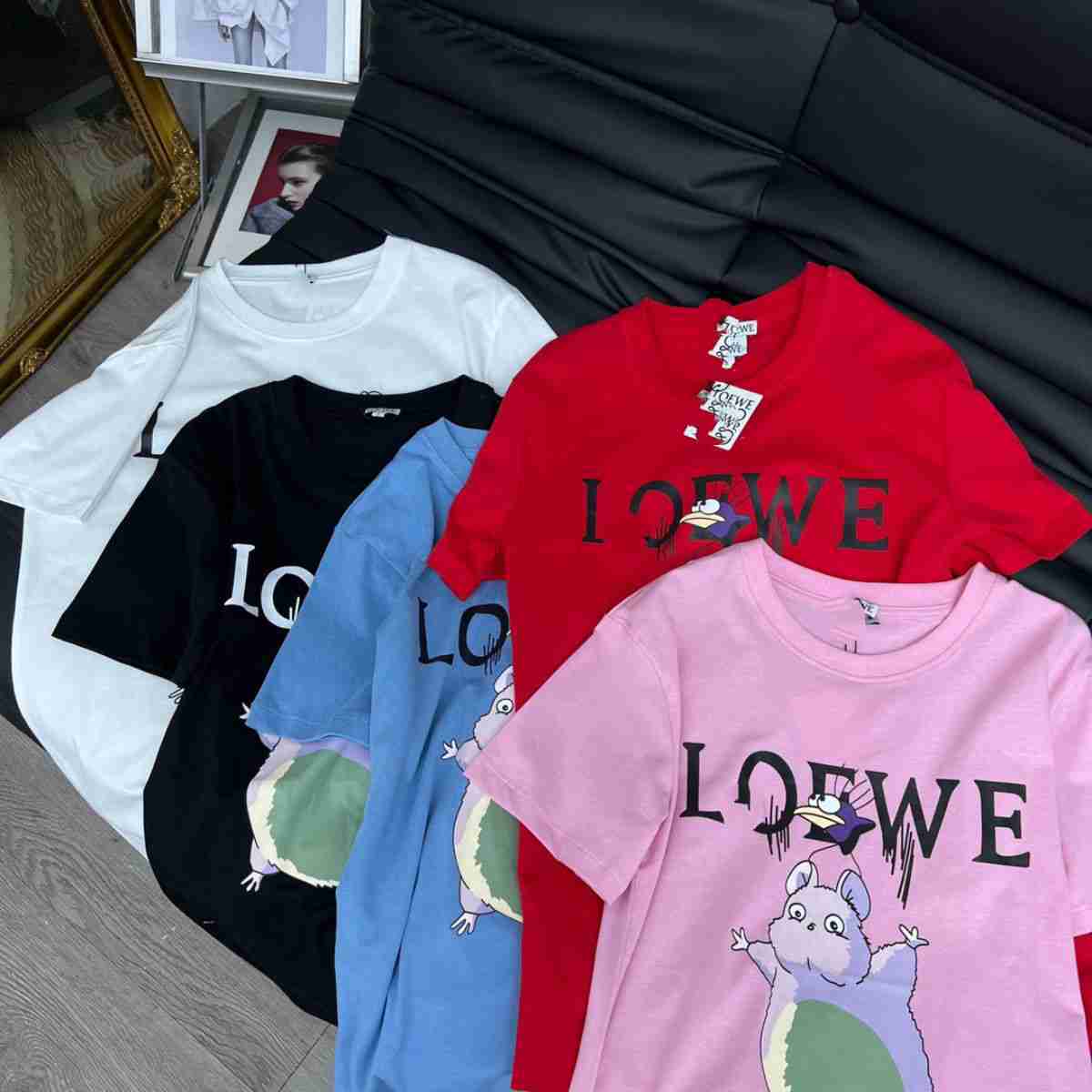 Designer Fashion Clothing Tees Tshirts Loewe in the 23rd Year Xia Xin Qianyou Qianxun Cartoon Printing Loose Short Sleeve Tshirt Co Branded Dragon Cat Series Was Rele, White
Designer Fashion Clothing Tees Tshirts Loewe in the 23rd Year Xia Xin Qianyou Qianxun Cartoon Printing Loose Short Sleeve Tshirt Co Branded Dragon Cat Series Was Rele, White