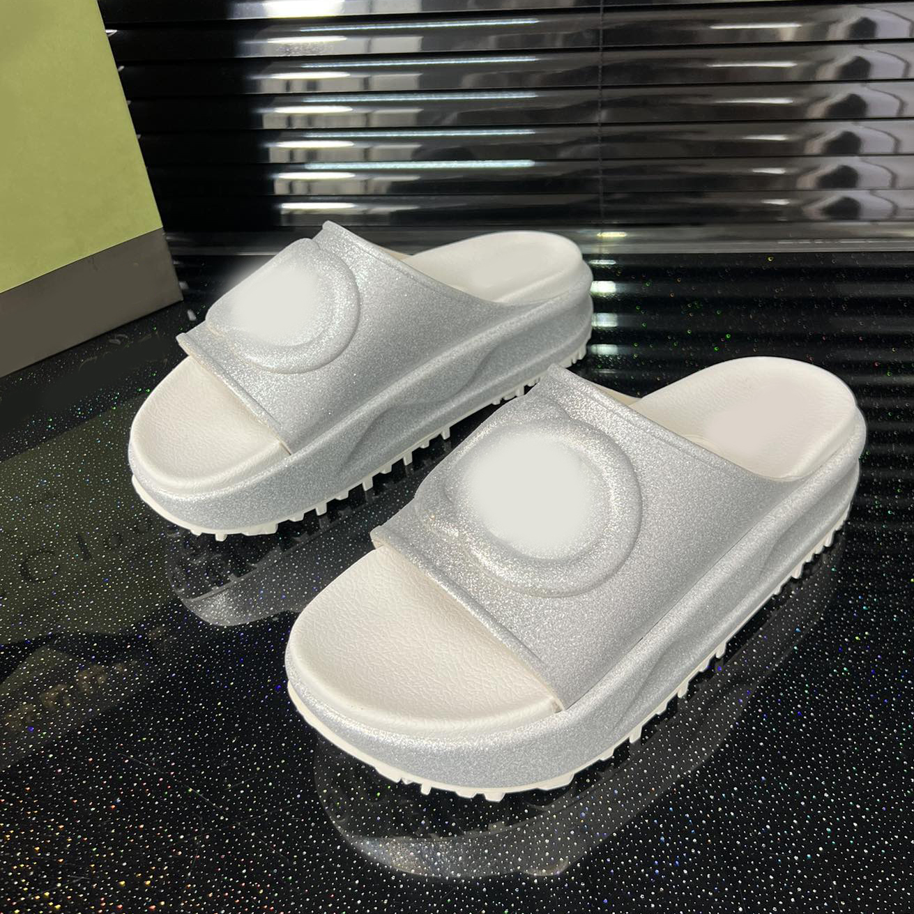 Beach slippers Hotel slippers Indoor Shower Room 2023 Scuffs women summer Deodorant fashion casual comfortable Shine slippers Catch the eye 002 
Beach slippers Hotel slippers Indoor Shower Room 2023 Scuffs women summer Deodorant fashion casual comfortable Shine slippers Catch the eye 002