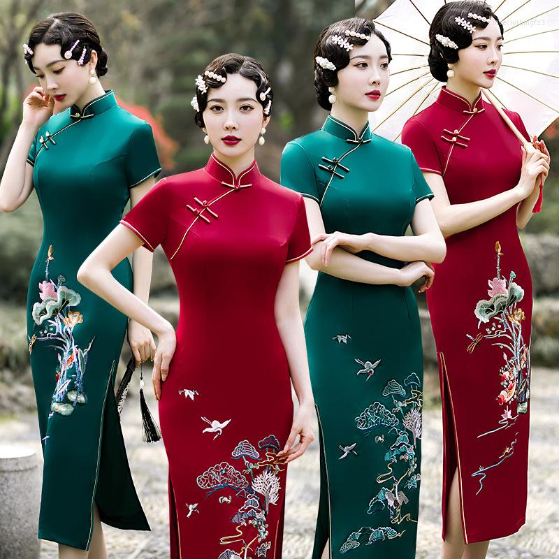 Ethnic Clothing Chinese Elegant Exquisite Embroidery Qipao Dress Women Sexy Satin Button Side Slit Slim Cheongsam Vintage Banquet Evening
Ethnic Clothing Chinese Elegant Exquisite Embroidery Qipao Dress Women Sexy Satin Button Side Slit Slim Cheongsam Vintage Banquet Evening
