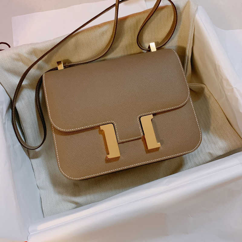 Designer H Home bag Small group women's 2023 new summer texture h buckle Kangkang single shoulder crossbody box tofu
Designer H Home bag Small group women's 2023 new summer texture h buckle Kangkang single shoulder crossbody box tofu