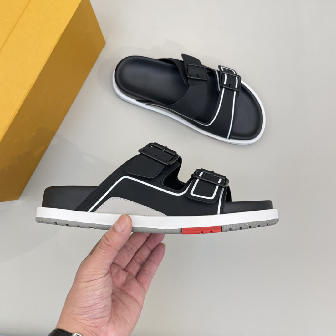 Luxury Designer Men Slippers Trainer Mule Summer Outdoor Fashion Mens Buckles Metallic Leather Slipper Sandal Slides Beach Sandals
Luxury Designer Men Slippers Trainer Mule Summer Outdoor Fashion Mens Buckles Metallic Leather Slipper Sandal Slides Beach Sandals