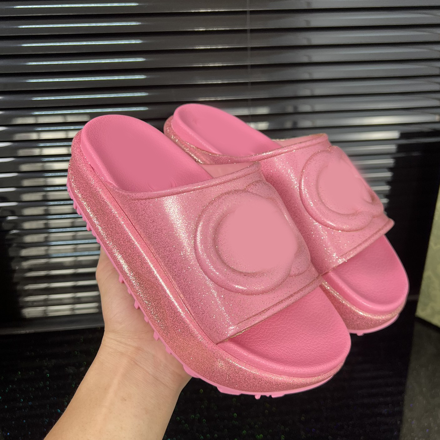 Beach slippers Hotel slippers Indoor Shower Room 2023 Scuffs women summer Deodorant fashion casual comfortable Shine slippers Catch the eye
Beach slippers Hotel slippers Indoor Shower Room 2023 Scuffs women summer Deodorant fashion casual comfortable Shine slippers Catch the eye