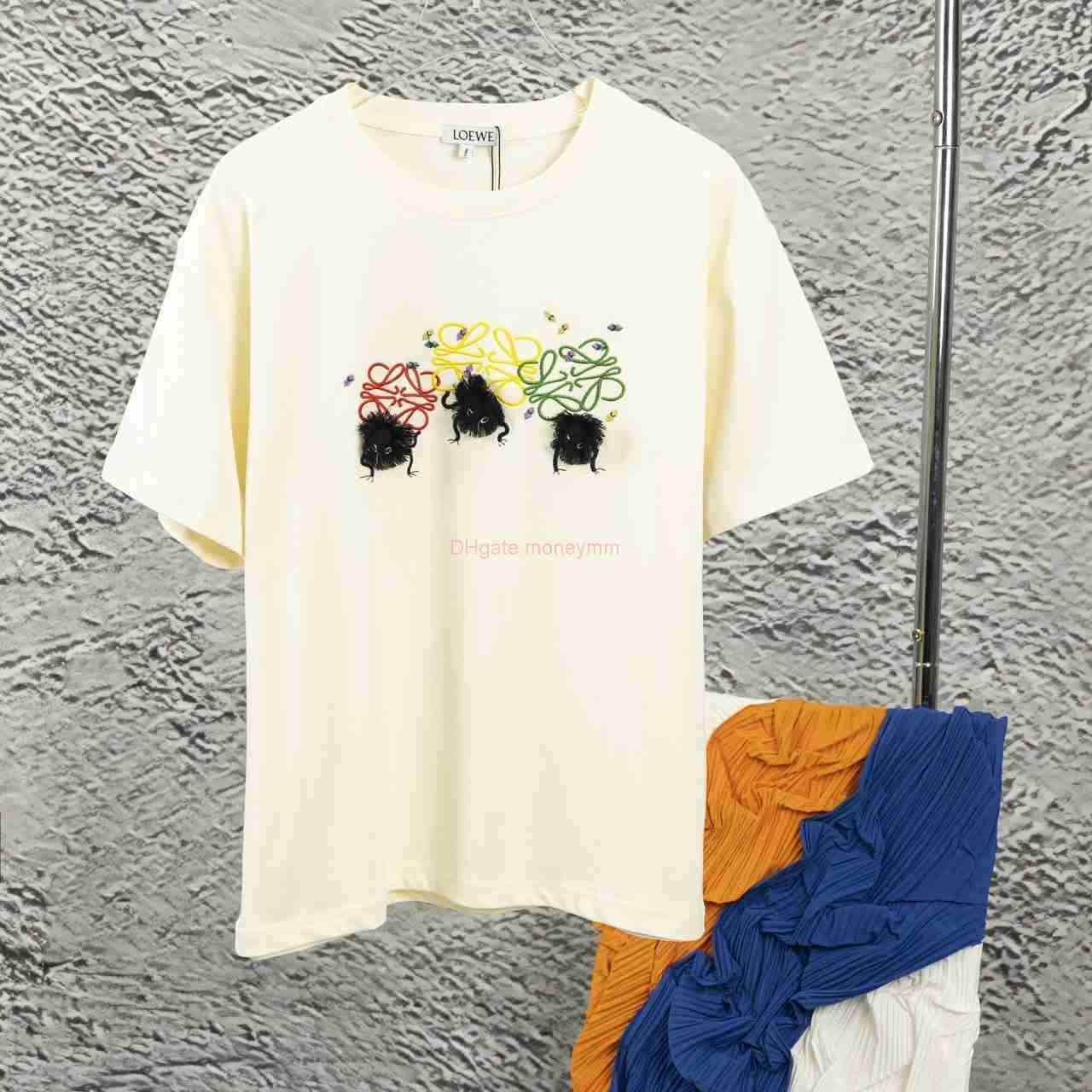 Designer Fashion Clothing Tees Tshirts Three Coal Ball Elf Embroidery Tshirt Short Sleeve Loewe Synchronized Luxury Casual Streetwear Tops Rock Hip hop Shirts for s, Black
Designer Fashion Clothing Tees Tshirts Three Coal Ball Elf Embroidery Tshirt Short Sleeve Loewe Synchronized Luxury Casual Streetwear Tops Rock Hip hop Shirts for s, Black