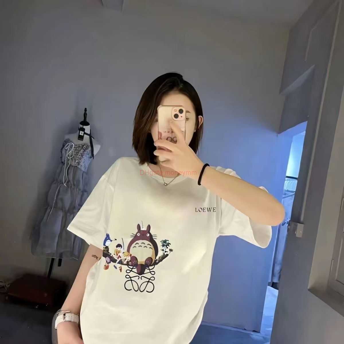Designer Fashion Clothing Tees Tshirts Loewe Qianyu Exclusive Series Digital Spray Printed Dragon Cat Figure Round Neck Short Sleeve Tshirt Unisex Luxury, White
Designer Fashion Clothing Tees Tshirts Loewe Qianyu Exclusive Series Digital Spray Printed Dragon Cat Figure Round Neck Short Sleeve Tshirt Unisex Luxury, White