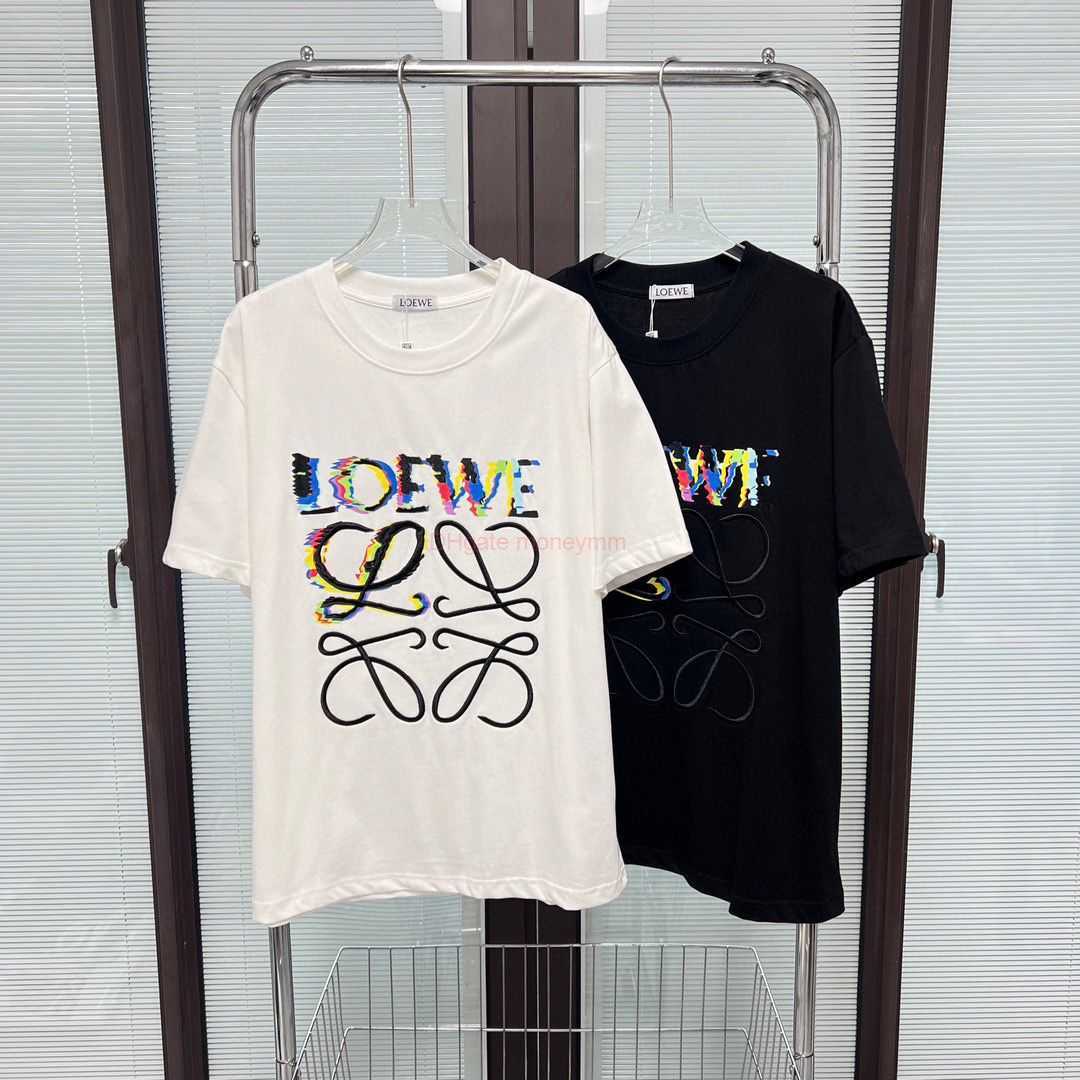 Designer Fashion Clothing Tees Tshirts Loewe Colorful Light Wave Letter Embroidery Pure Cotton Short Sleeve Mens Fashion Brand High Street Pure Cotton Loose Casual, Black replica embroidered version
Designer Fashion Clothing Tees Tshirts Loewe Colorful Light Wave Letter Embroidery Pure Cotton Short Sleeve Mens Fashion Brand High Street Pure Cotton Loose Casual, Black replica embroidered version