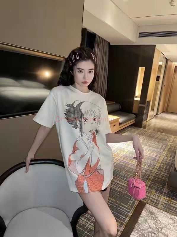 Designer Fashion Clothing Tees Tshirts Loewe 22 New Chihiro Series Embroidery Cartoon Portrait Short Sleeved Mens and Womens Tshirt Luxury Casual Streetwear Tops R, White
Designer Fashion Clothing Tees Tshirts Loewe 22 New Chihiro Series Embroidery Cartoon Portrait Short Sleeved Mens and Womens Tshirt Luxury Casual Streetwear Tops R, White