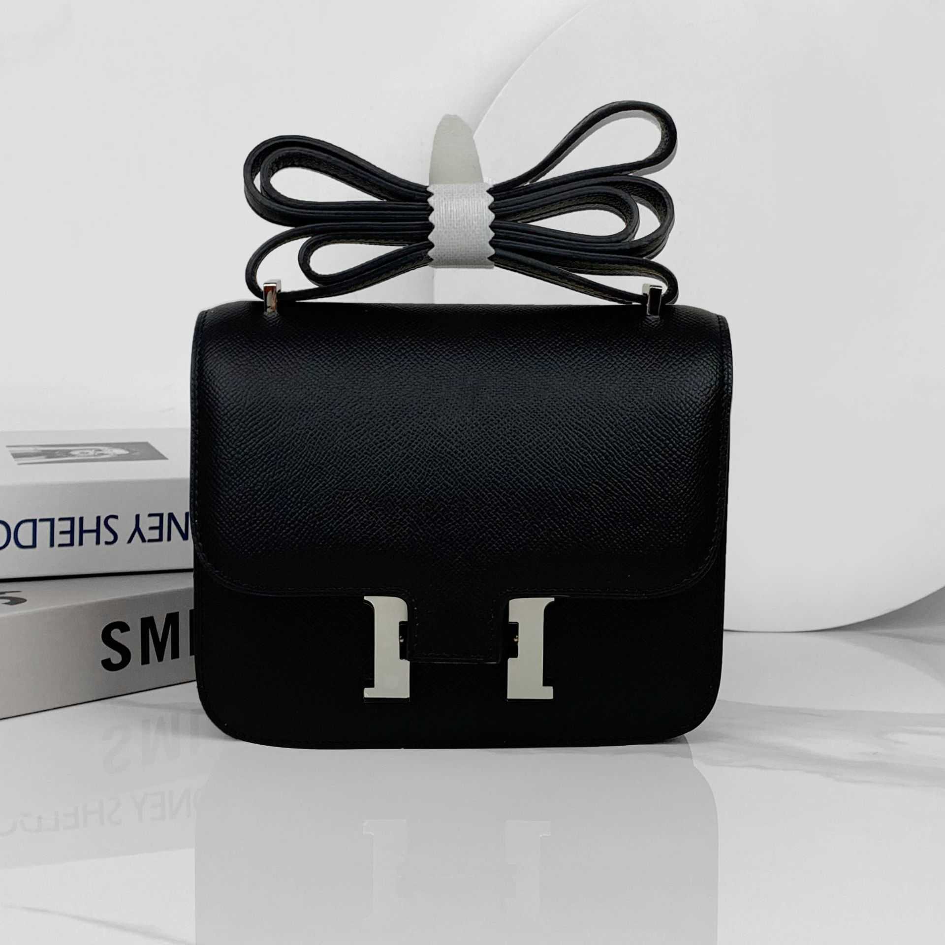 Designer H Home bag Women's 2023 Baobao New High Grade Tofu Baotou Layer Cowhide Large Capacity One Shoulder Crossbody Bag Buckle Kangkang 6CIY
Designer H Home bag Women's 2023 Baobao New High Grade Tofu Baotou Layer Cowhide Large Capacity One Shoulder Crossbody Bag Buckle Kangkang 6CIY
