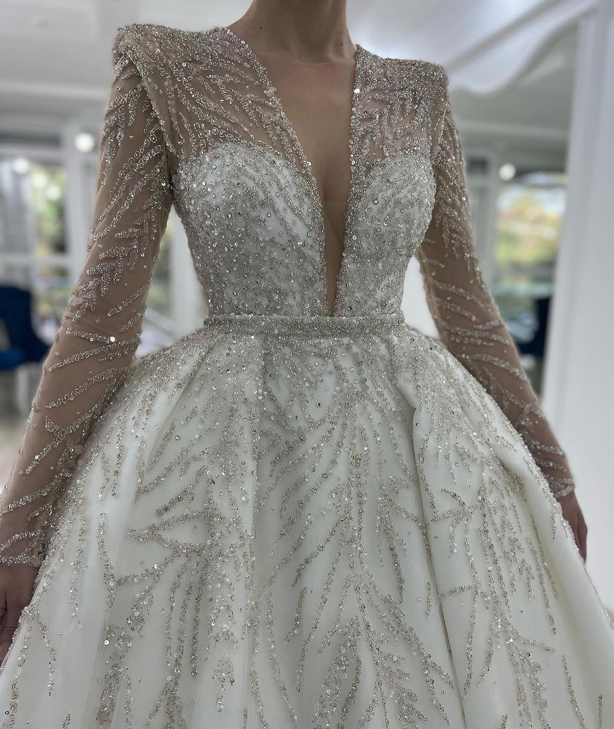Luxury Ball Gown Wedding Dresses V-neck Shining Applicants Sequins Long Sleeves Backless Court Gown Custom Made Plus Size Bridal Gown Vestidos De Novi