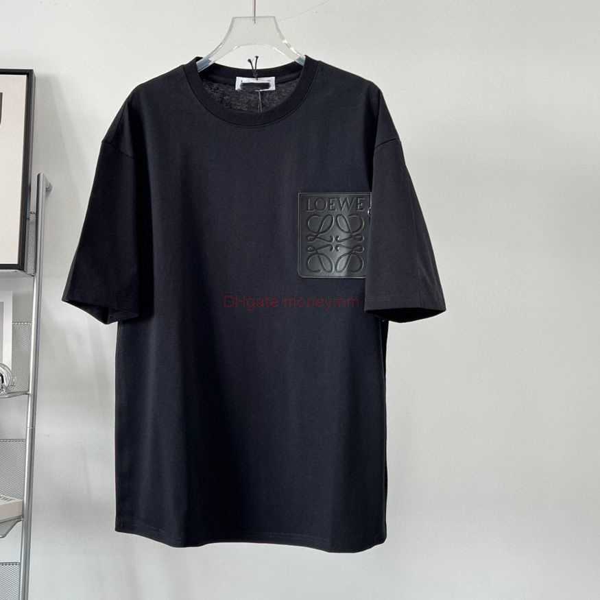 Designer Fashion Clothing Tees Tshirts Loewe Stereoscopic Leather Label Black Short Sleeve Hong Kong Style Casual Mens and Womens Same Style Flesh Covering Large Ed
Designer Fashion Clothing Tees Tshirts Loewe Stereoscopic Leather Label Black Short Sleeve Hong Kong Style Casual Mens and Womens Same Style Flesh Covering Large Ed