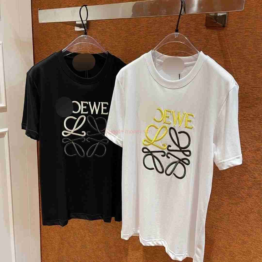 Designer Fashion Clothing Tees Tshirts Loewe Summer New Mens and Womens Short Sleeve Summer 2023 New Casual Letter Embroidery Loose Couple Tshirt Luxury Casual Stre, White
Designer Fashion Clothing Tees Tshirts Loewe Summer New Mens and Womens Short Sleeve Summer 2023 New Casual Letter Embroidery Loose Couple Tshirt Luxury Casual Stre, White